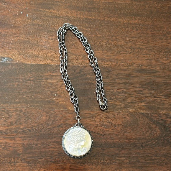 Cameo Mother of pearl necklace - Picture 1 of 8
